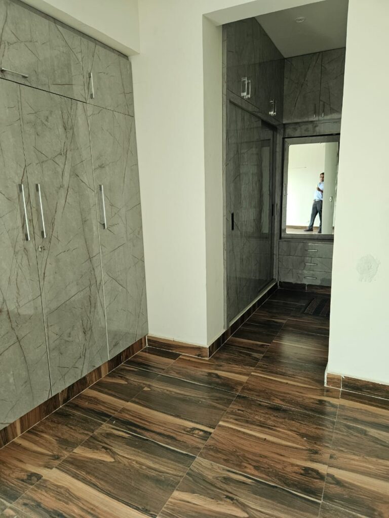4 ROOM